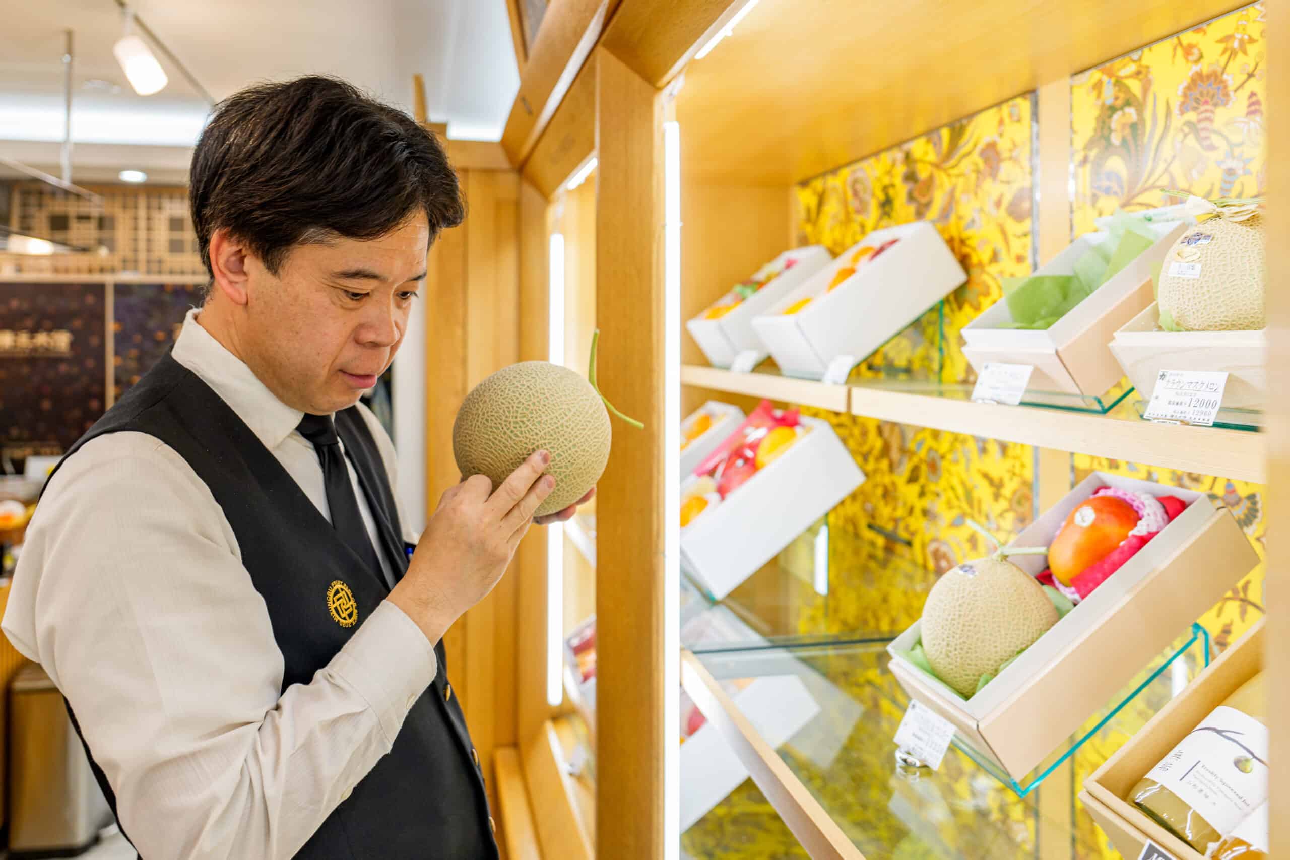 横浜水信本店 果物の目利きをするスタッフ